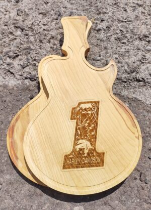 Imagen de WhatsApp 2022-11-16 a las 21.58.14 Tabla decorativa en forma de guitarra